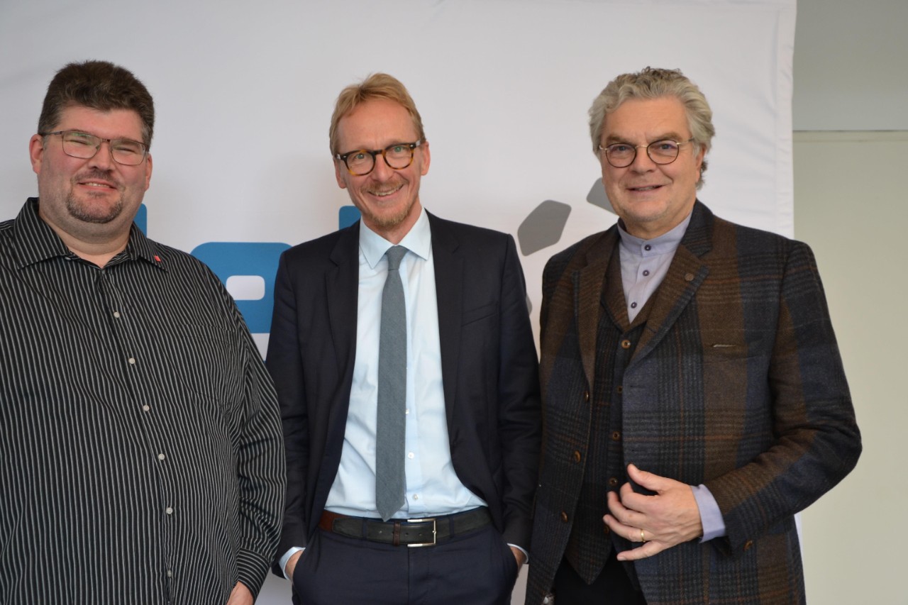 v.l.n.r.: Jan von Hagen (Gewerkschaftssekret&auml;r von ver.di NRW), Dirk Ruiss (vdek) mit dem Moderator des Abends, J&uuml;rgen Zurheide 