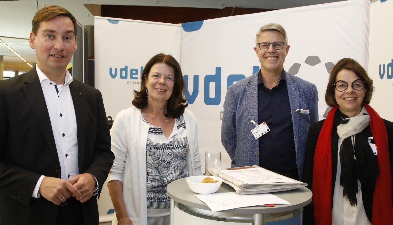 (v.l.n.r.): Sebastian Hartmann (MdB und SPD Landesvorsitzender), Sigrid Averesch-Tietz und Gunnar Peeters (vdek) und Nadja L&uuml;ders (MdL und Generalsekret&auml;rin der SPD NRW)