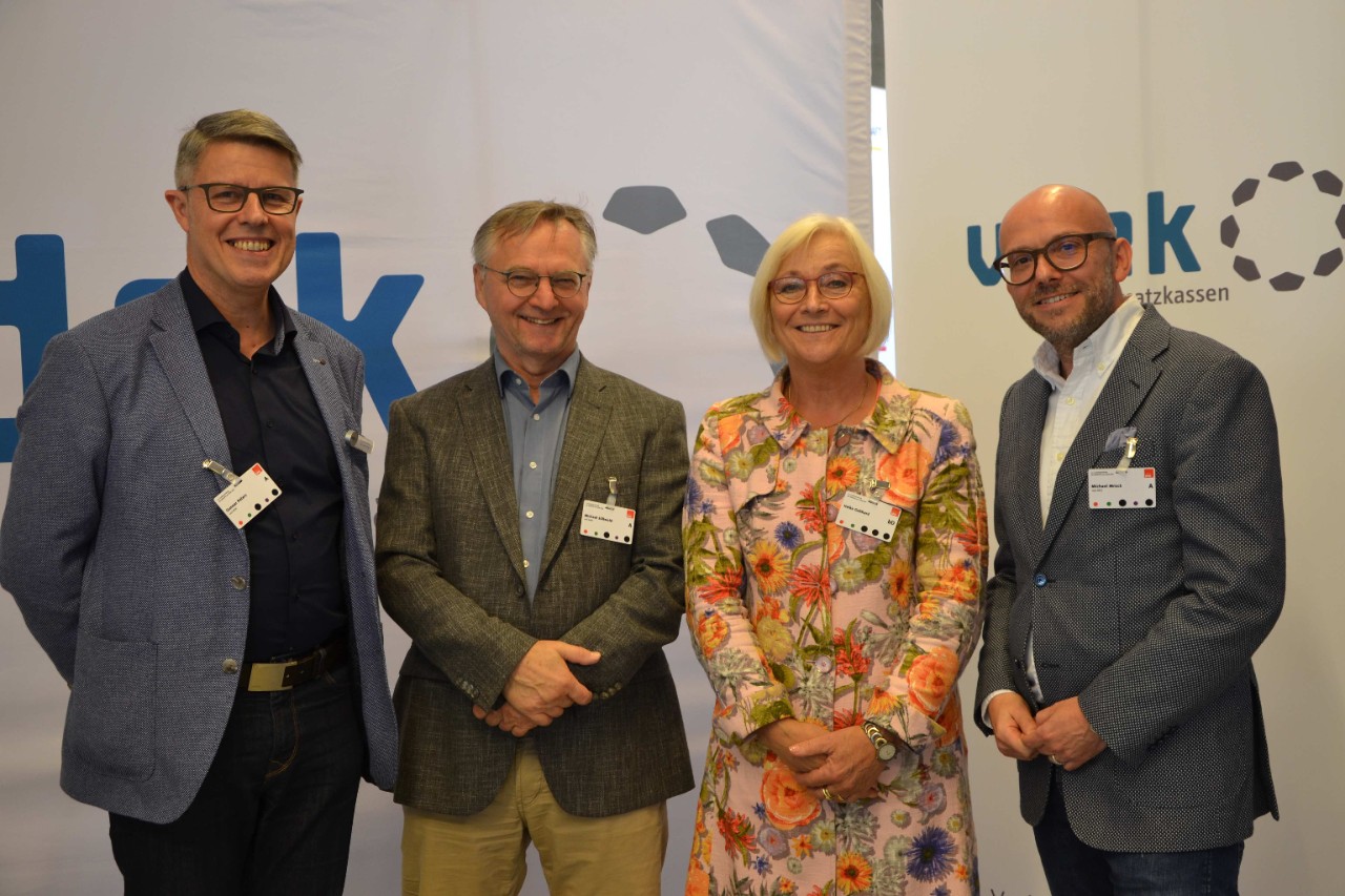 (v.l.n.r.): Gunnar Peeters und Michael S&uuml;llwold (vdek), Heike Gebhard (MdL und Vorsitzende des Gesundheitsausschusses) und Michael Mruck (vdek)