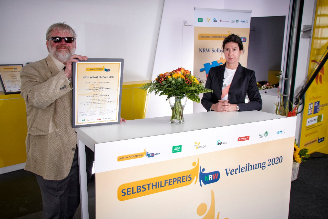 Melanie Ahlke (LAG Selbsthilfe NRW) mit dem Landesvorsitzenden des Blinden- und Sehbehindertenverein Westfalen e.V.