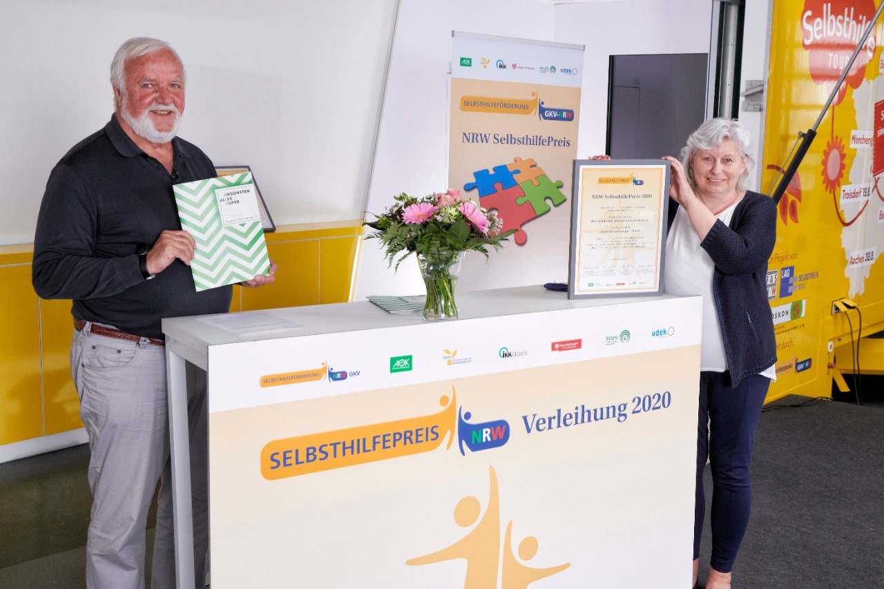 Reinhard Metz &uuml;berreicht den Preis an die Gruppe der ALS Erkrankten in Ascheberg 