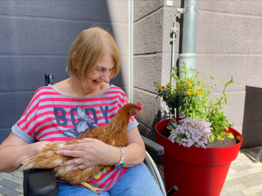 NRW_Prävention_Unsere kleine Farm_Frau Hoppe mit Huhn
