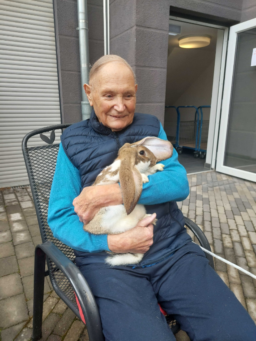 NRW_Prävention_Unsere kleine Form_Bewohner mit Kaninchen_2022