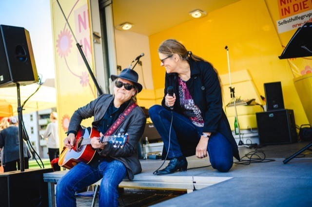 Live Musik mit &bdquo;Get up - eine Stimme und eine Gitarre&quot;