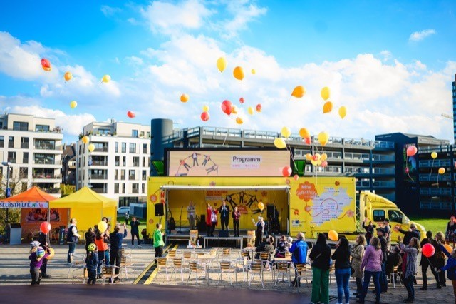 Der Selbsthilfe-Truck verabschiedet sich vor Luftballon-Kulisse