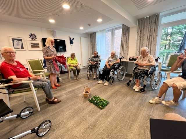 Sitzkreis mit Teilnehmenden am Rotk&auml;ppchen-Workshop