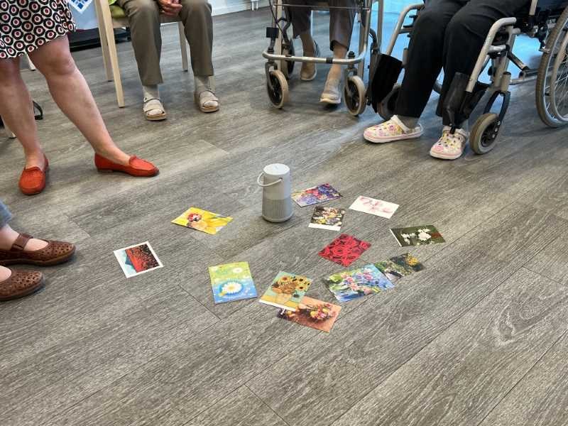 Bunte Postkarten auf dem Boden helfen beim Ideenaustausch