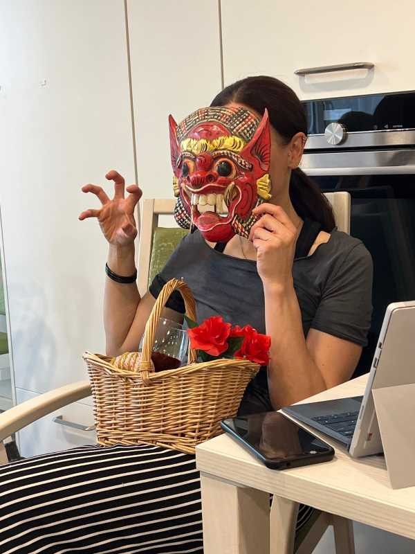 Teilnehmerin mit Maske als Sinnbild f&uuml;r den &bdquo;b&ouml;sen Wolf&ldquo;