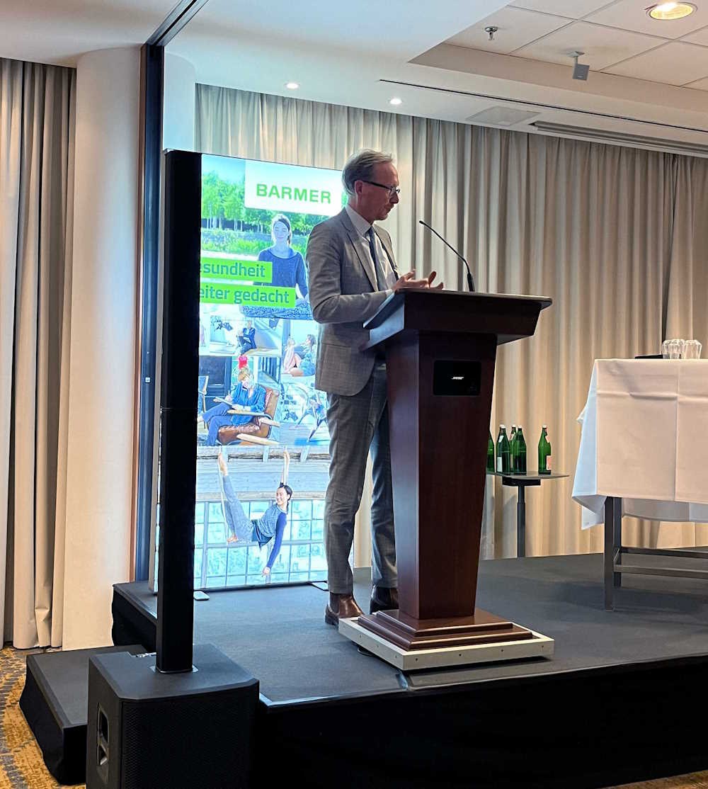 Dirk Ruiss, Leiter der vdek-Landesvertretung NRW, h&auml;lt die Laudatio auf den scheidenden Landesgesch&auml;ftsf&uuml;hrer der BARMER in NRW, Heiner Beckmann