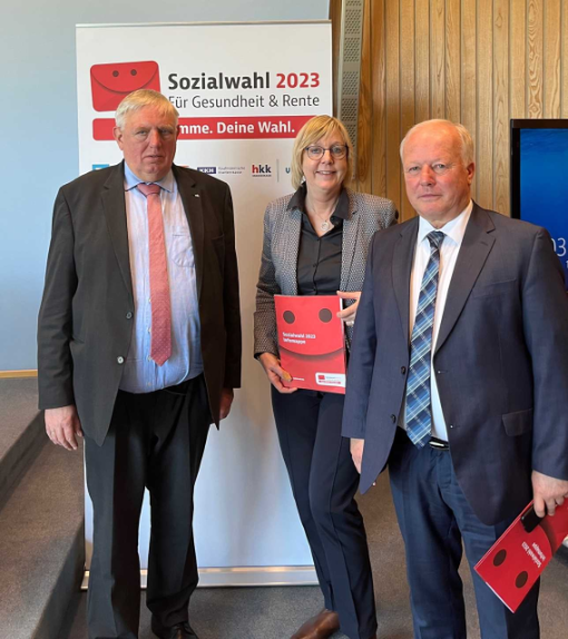 Drei Personen stehen vor dem Aufsteller mit der Aufschrift Sozialwahl 2023 Drei Personen stehen vor dem Aufsteller mit der Aufschrift Sozialwahl 2023