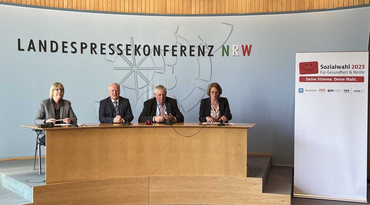 Vier Personen auf dem Podium vor dem Schriftzug Landespressekonferenz NRW