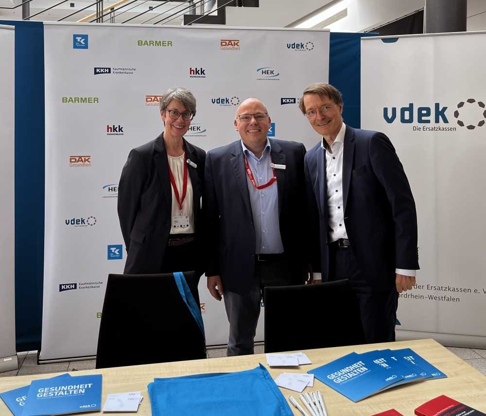 vlnr: Birthe Motzkus (stv. Leiterin der vdek-Landesvertretung NRW), Christian Breidenbach (Pressesprecher vdek NRW) und Bundesgesundheitsminister Karl Lauterbach
