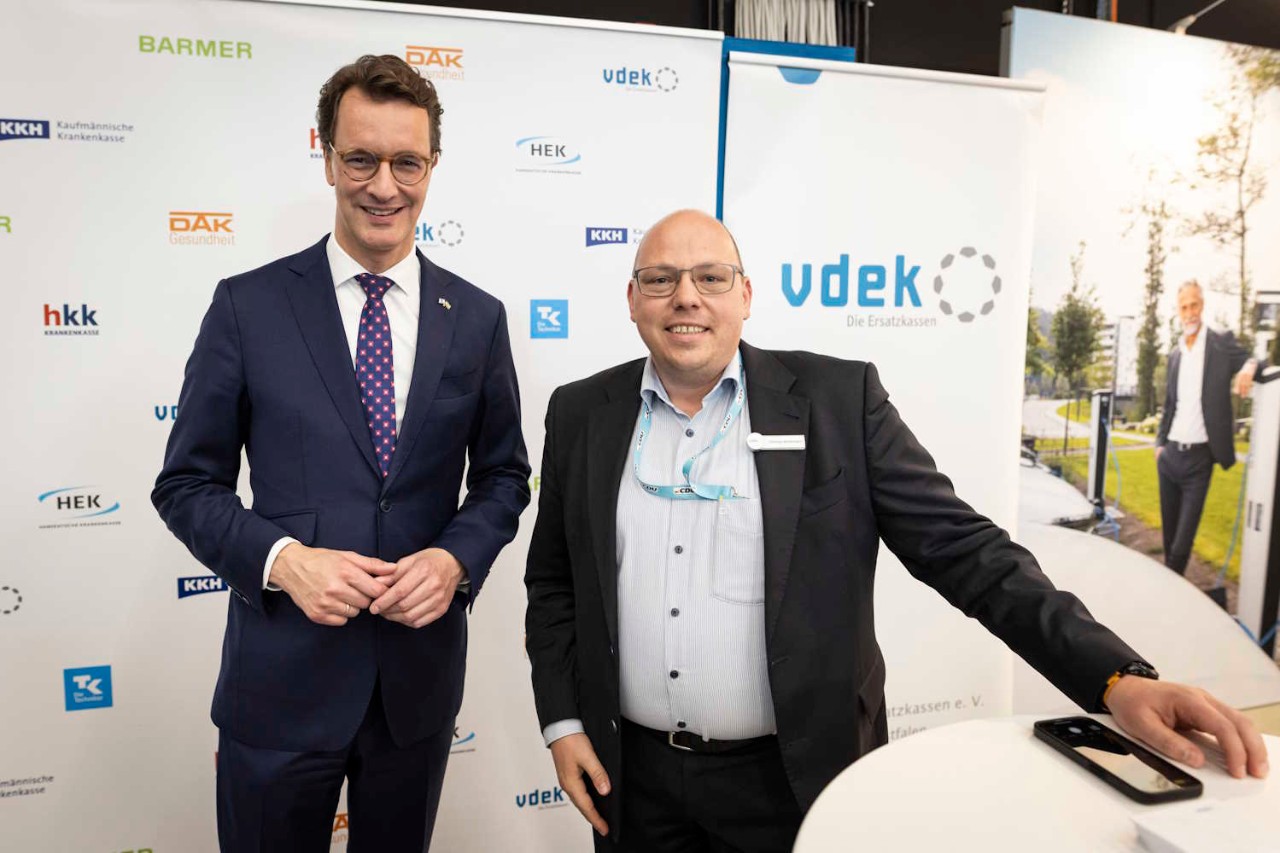 NRW-Ministerpr&auml;sident und CDU-Landesvorsitzender von NRW Hendrik W&uuml;st und Christian Breidenbach, Pressesprecher des vdek NRW