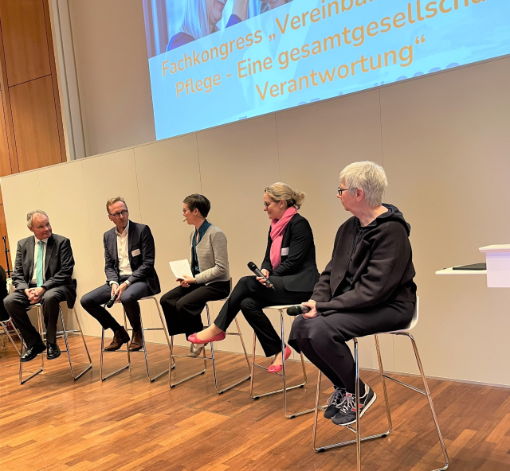 Fünf Personen auf einem Podium im Gespräch miteinander