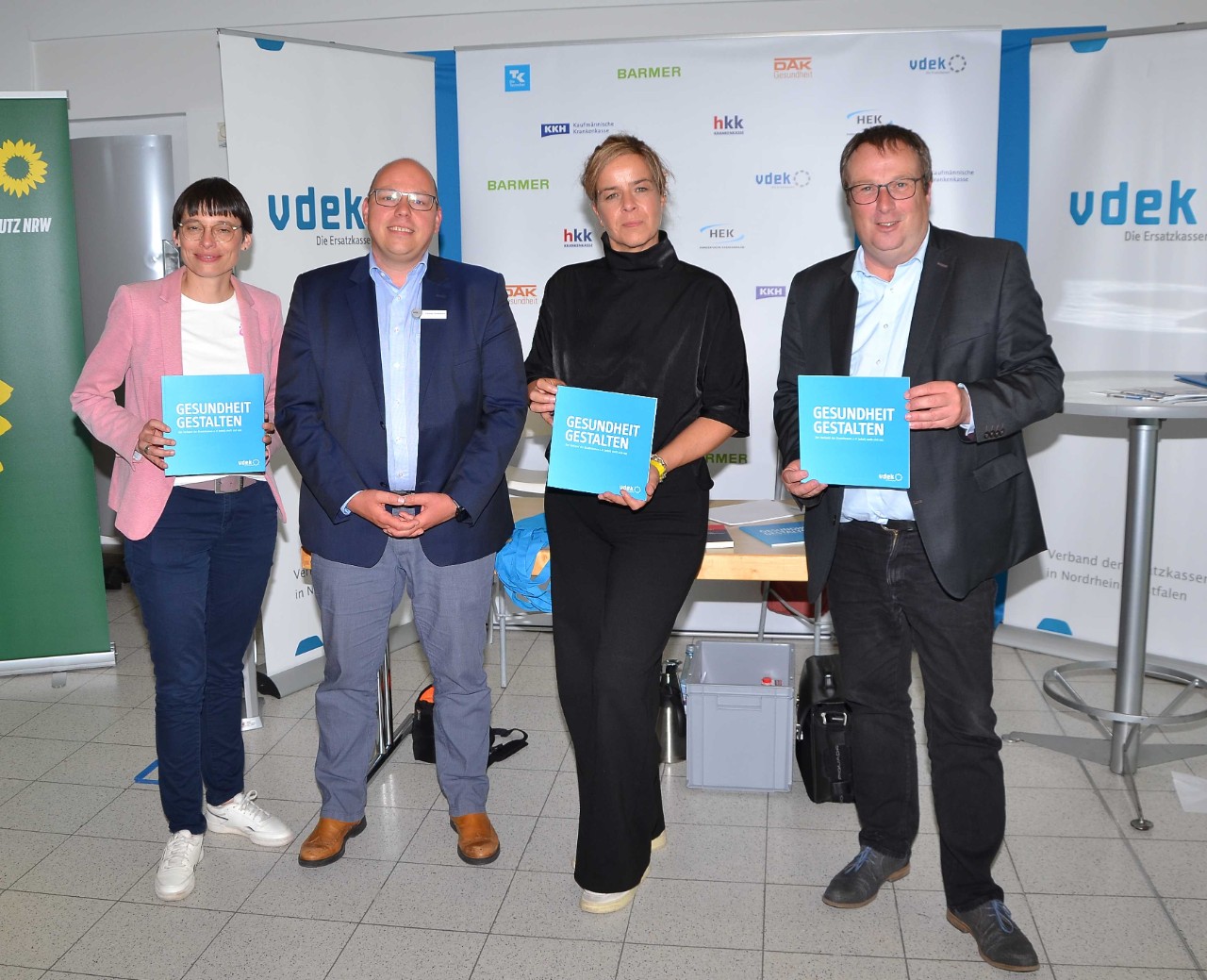 vlnr: Josefine Paul, Ministerin f&uuml;r Kinder, Jugend, Familie, Gleichstellung, Flucht und Integration; Christian Breidenbach (vdek NRW); Mona Neubaur, Ministerin f&uuml;r Wirtschaft, Industrie, Klimaschutz und Energie sowie stellvertretende Ministerpr&auml;sidentin des Landes NRW und Oliver Krischer, Minister f&uuml;r Umwelt, Naturschutz und Verkehr