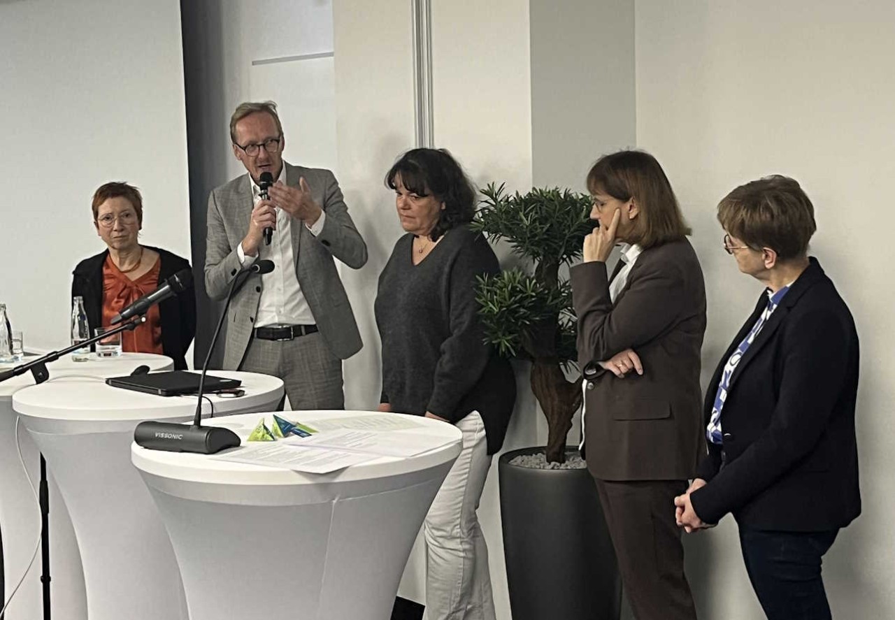 Dirk Ruiss, Leiter der vdek NRW-Landesvertretung, in der Diskussion mit Akteurinnen aus dem Bereich Pflege