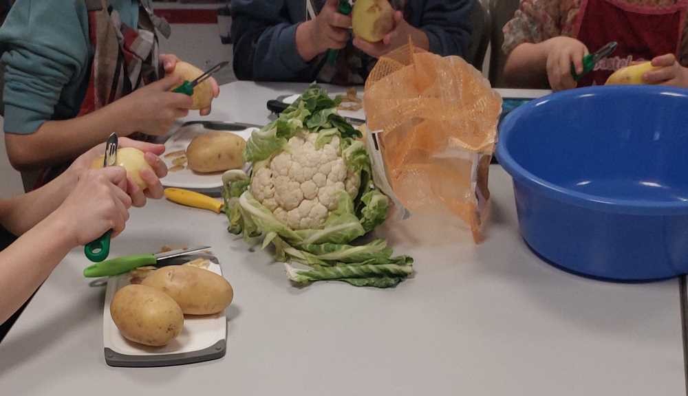 Kinderkochkurs - Kartoffeln sch&auml;len