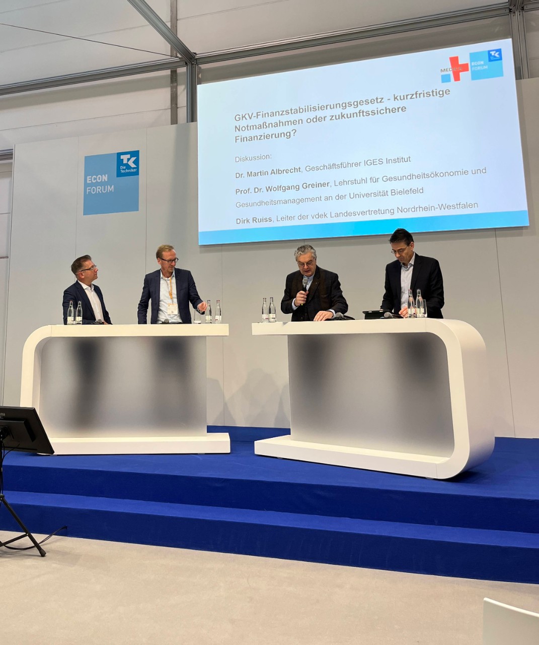 Podium der Diskussionsrunde