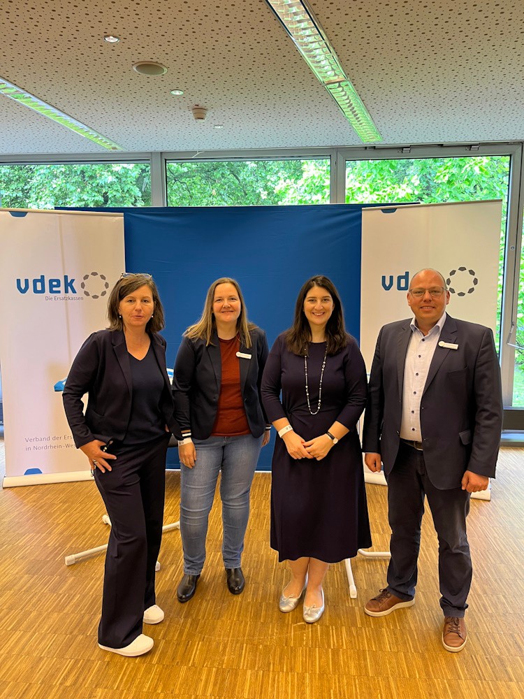 Im Rahmen der Landesdelegiertenkonferenz der NRW-Gr&uuml;nen sprachen die NRW Landesvorsitzende Yazg&uuml;l&uuml; Zeybeck (3. vl.) und Landesschatzmeisterin Anja Marenholtz (li.) mit Petra Brumshagen (2. vl.) und Christian Breidenbach (re.) &uuml;ber die Digitalisierung im Gesundheitswesen.