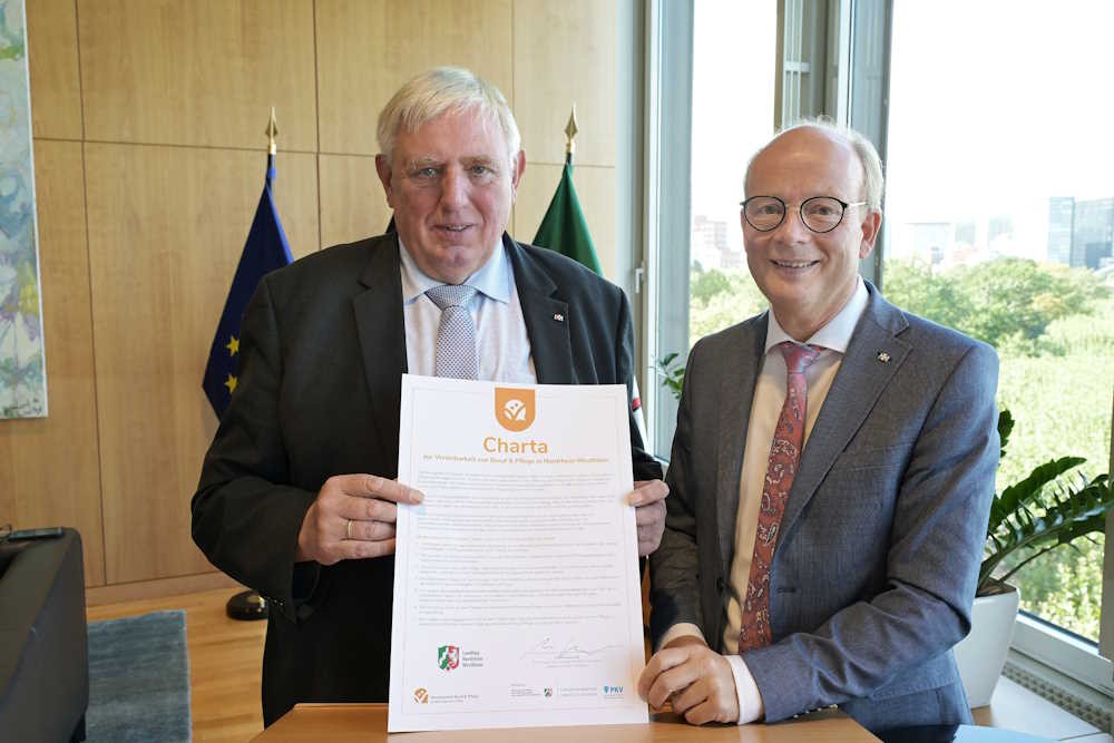 Karl-Josef Laumann, Minister f&uuml;r Arbeit, Gesundheit und Soziales des Landes &uuml;berreicht dem Pr&auml;sidenten des Landtags, Andr&eacute; Kuper, die Charta (Bild: Landtag NRW/Wilfried Meyer)