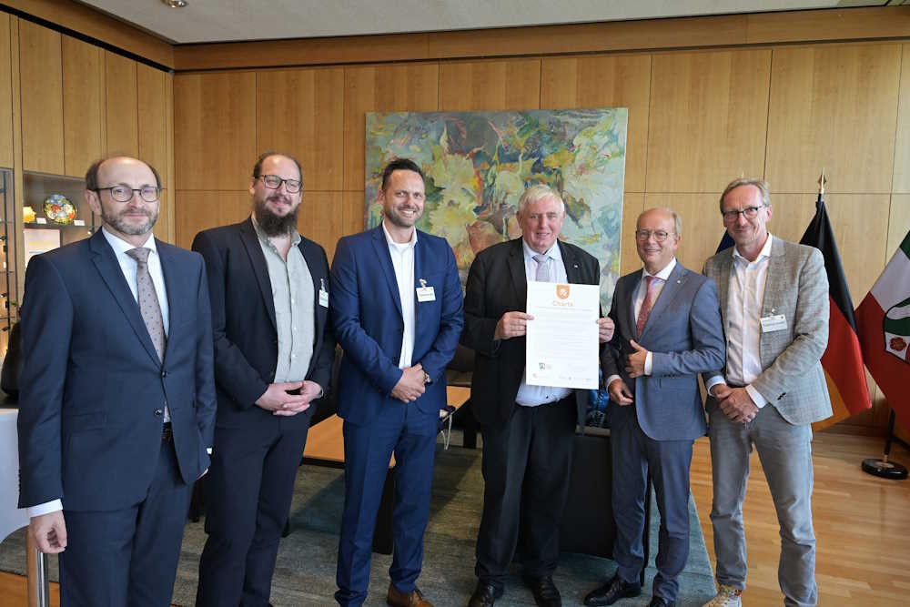 vlnr: Landtagsdirektor Thomas Dautzenberg, Christian Heerdt (KDA), Oliver Wegner (AOK Rheinland/Hamburg) mit NRW-Gesundheitsminister Karl-Josef Laumann, Landtagspr&auml;sident Andr&eacute; Kuper und Dirk Ruiss, Leiter der vdek-Landesvertretung NRW (Bild: Landtag NRW/Wilfried Meyer)