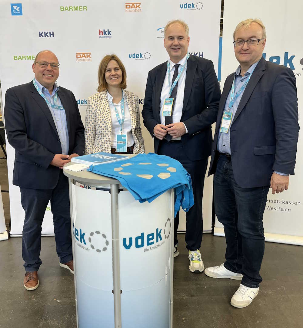 vlnr: Christian Breidenbach (Pressesprecher, vdek NRW), Daniela Mruck (Referatsleiterin Pflege, vdek NRW), Matthias Blum (Gesch&auml;ftsf&uuml;hrer, KGNW) und Hilmar Riemenschneider (Presseabteilung KGNW)