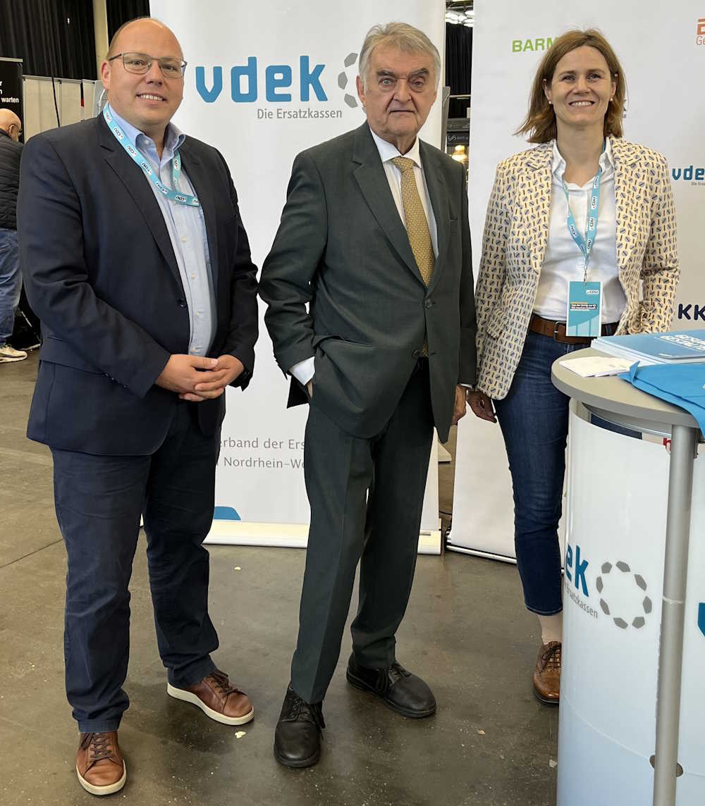 vlnr: Christian Breidenbach (Pressesprecher, vdek NRW), NRW-Innenminister Herbert Reul und Daniela Mruck (Referatsleiterin Pflege, vdek NRW)