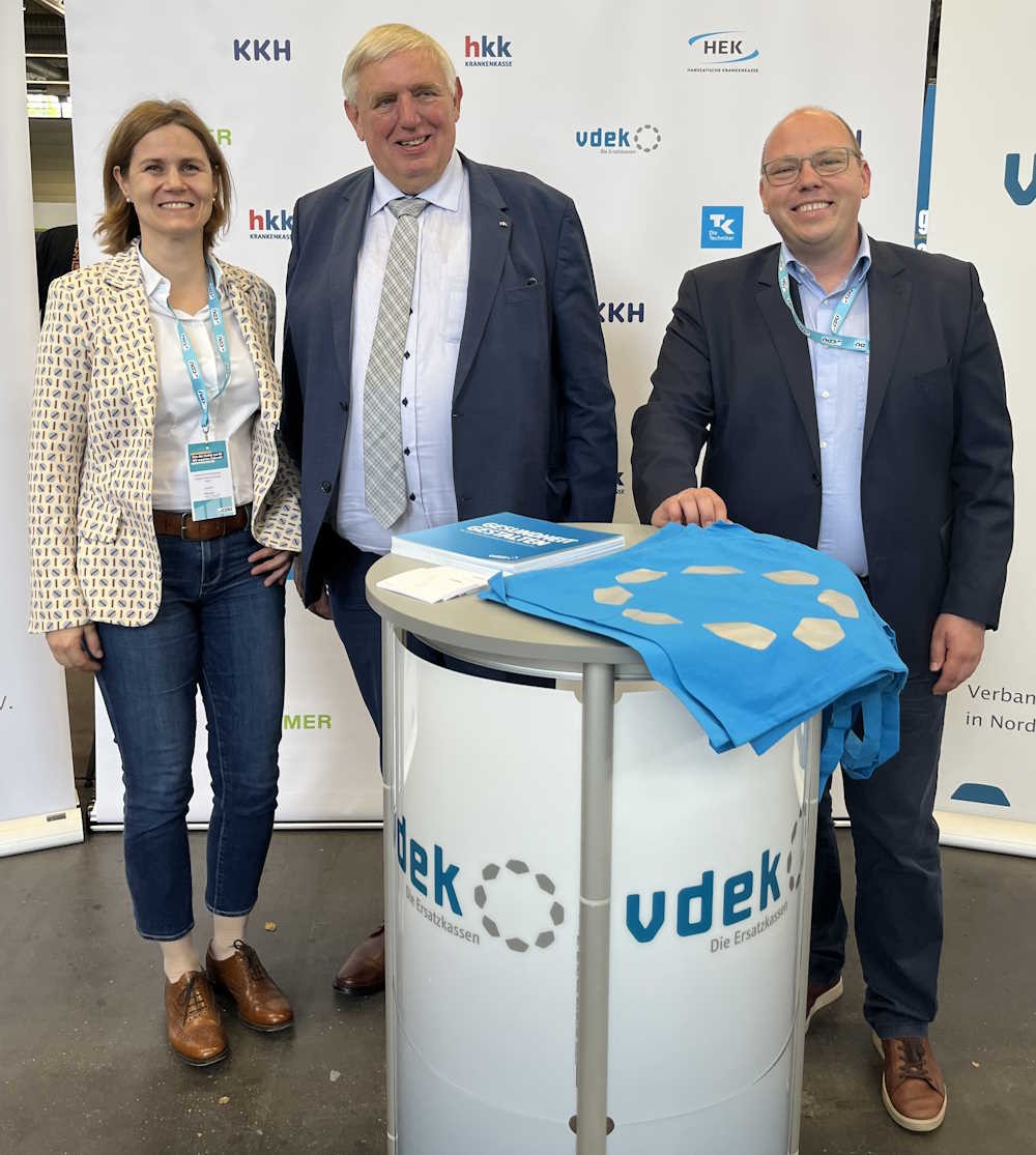 vlnr: Daniela Mruck (Referatsleiterin Pflege, vdek NRW), NRW-Gesundheitsminister Karl-Josef Laumann und Christian Breidenbach (Pressesprecher, vdek NRW)