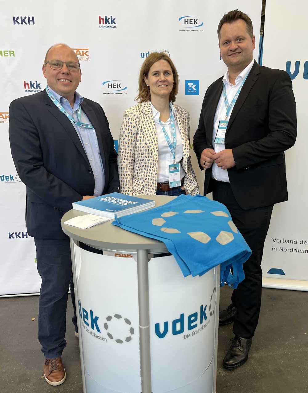 vlnr: Christian Breidenbach (Pressesprecher, vdek NRW), Daniela Mruck (Referatsleiterin Pflege, vdek NRW) und Christian Berger MdL