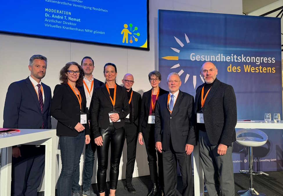 vlnr: Sascha Klein (Klinikum Oberberg GmbH), Nadja Pecquet (Virtuelles Krankenhaus NRW), Stefan Spieren (Arztpraxis Spieren &amp; Kollegen), Dr. Katja Staade (Sch&ouml;n Klinik Holding SE), Prof. Dr. Andreas Pascher (Uniklinikum M&uuml;nster), Birthe Motzkus (vdek NRW), Dr. Frank Bergmann (KVNO) und Moderator Dr. Andr&eacute; T. Nemat (Virtuelles Krankenhaus NRW) 