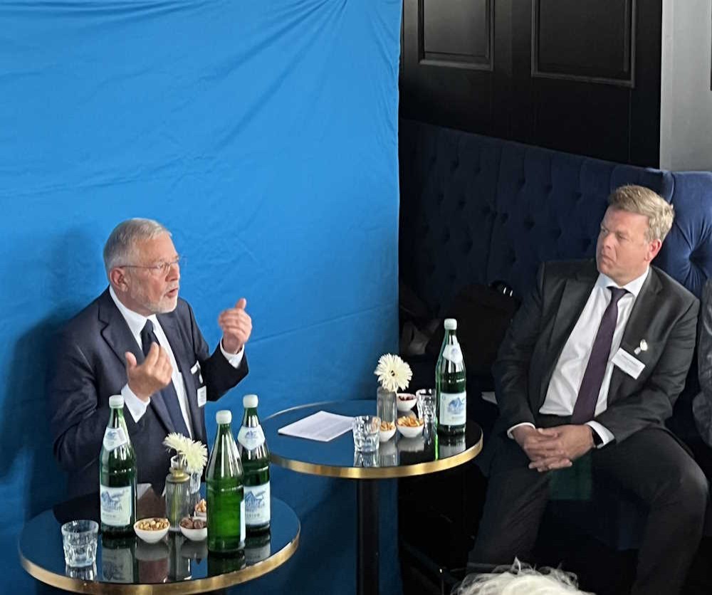 Dr. Frank Bergmann, Vorstandsvorsitzender der Kassen&auml;rztlichen Vereinigung Nordrhein; rechts Staatssekret&auml;r Heidmeier