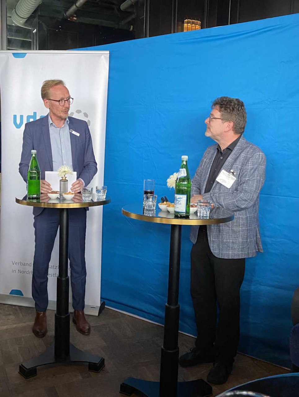 Dirk Ruiss begr&uuml;&szlig;t Redner Prof. Dr. Raymond Voltz vom Zentrum f&uuml;r Palliativmedizin Universit&auml;tsklinikum K&ouml;ln