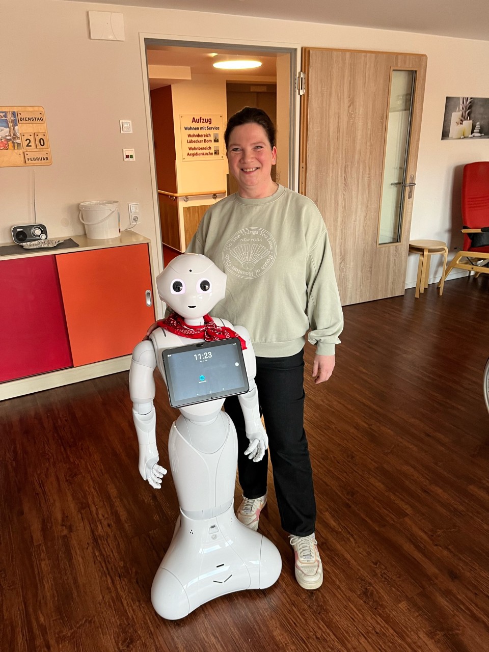 Jutta Tandler von der Sozialen Betreuung mit Roboter Charlie in der Einrichtung Travetal der Diakonie in L&uuml;beck