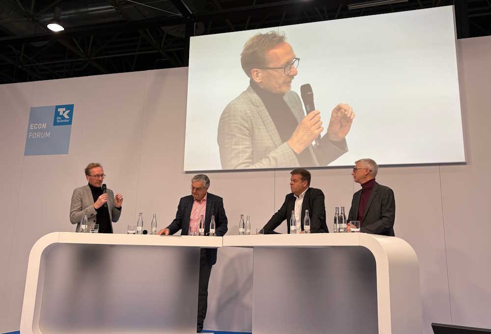 vdek-NRW-medica-2025-econ-forum-podium-02