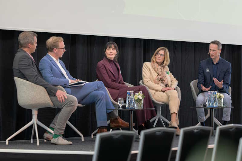 vlnr: Dr. Martin Riffelmann, Facharzt f&uuml;r Allgemeinmedizin (Schmallenberg), Dirk Ruiss, Leiter Landesvertretrung NRW (vdek), Prof. Dr. Nadja Mayer-Wingert, Professorin f&uuml;r Sozial- und Gesundheitsmanagement, Anke Richter-Scheer, stellv. Vorstandsvorsitzende (KVWL), Sven Ludwig, Leiter Stb. Kommunikation (KVWL)