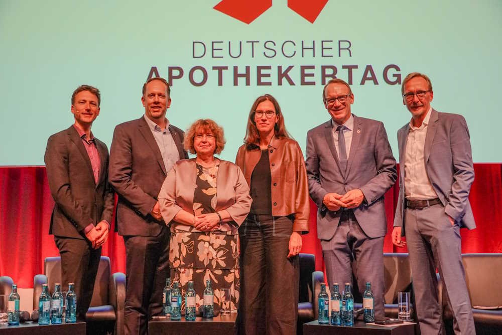 vlnr: Alexander  M&uuml;ller, Chefredakteur Pharmazeutische Zeitung; Marco Schmitz MdL, Landtag NRW, CDU; Sabine H&auml;rter, Deutsche Diabetes Hilfe, LV NRW; Dr. Sybille Steiner, Vorstandsmitglied KBV; Thomas Prei&szlig;, Pr&auml;sident ABDA und Dirk Ruiss, Leiter vdek NRW