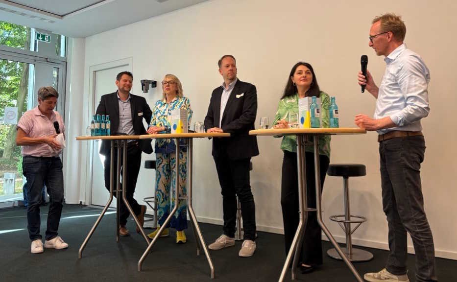 Vlnr: Prof. Dr. Clarissa Kurscheid (figus GmbH), Thorsten Klute (SPD), Susanne Schneider (FDP), Marco Schmitz (CDU), Meral Thoms (B&uuml;ndnis 90/Die Gr&uuml;nen) und Dirk Ruiss (vdek-Landesvertretung NRW)