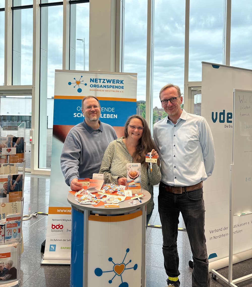 Dirk Ruiss (re.) am Stand des Netzwerks Organspende mit Stefan Palmowski und Konstanze Birkner