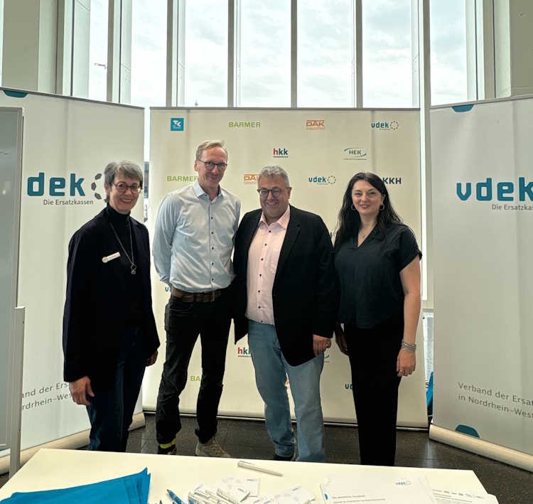 vlnr: Birthe Motzkus, stv. Leiterin und Dirk Ruiss, Leiter der vdek-Landesvertretung NRW mit Mehrdad Mostofizadeh MdL und Meral Thoms MdL