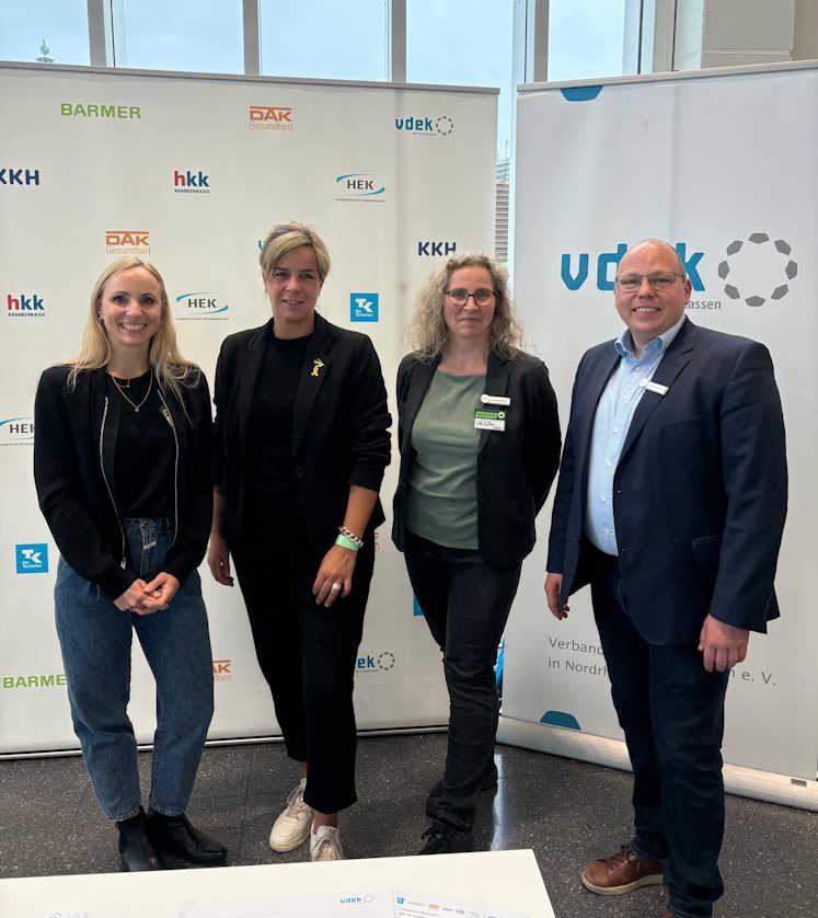 vlnr: Maike Faust, Referatsleiterin Ambulante Versorgung beim vdek NRW, NRW-Wirtschaftsministerin Mona Neubaur, Ute B&ouml;hm, Pressereferentin beim vdek NRW und Christian Breidenbach, Pressesprecher des vdek NRW