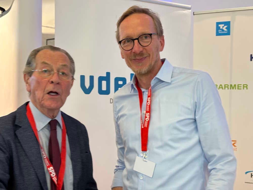 Dirk Ruiss (rechts) im Gespr&auml;ch mit dem fr&uuml;heren SPD-Chef Franz M&uuml;ntefering