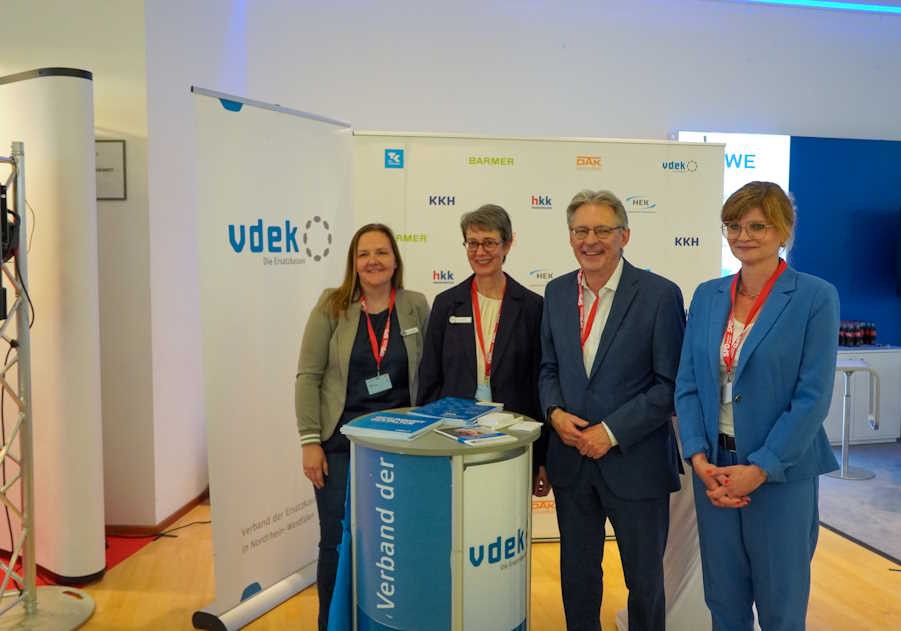 vlnr: Petra Brumshagen (Pressereferentin vdek NRW) und Birthe Motzkus (stv. Leiterin des vdek NRW) mit den Vorsitzenden der SPD NRW Achim Post und Sarah Philipp