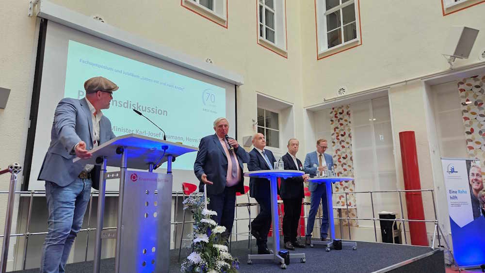 Podium mit mehreren Akteuren