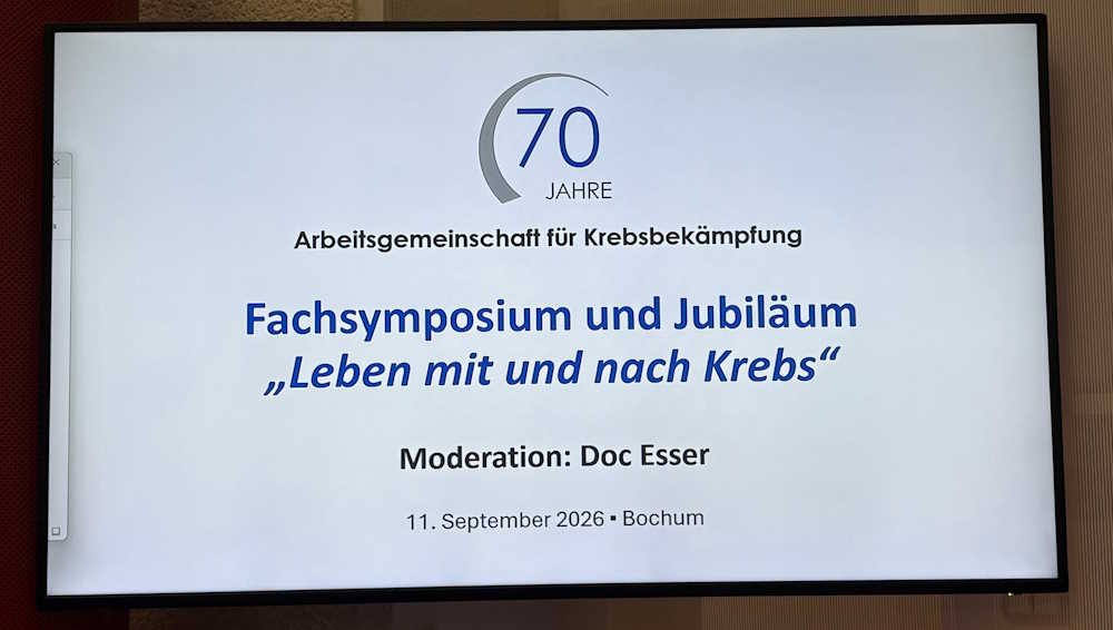 Monitor mit Hinweisen zum Fachsymposium und Jubil&auml;um "Leben mit und nach Krebs"