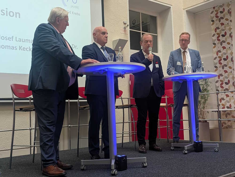 Vier M&auml;nner auf dem Podium