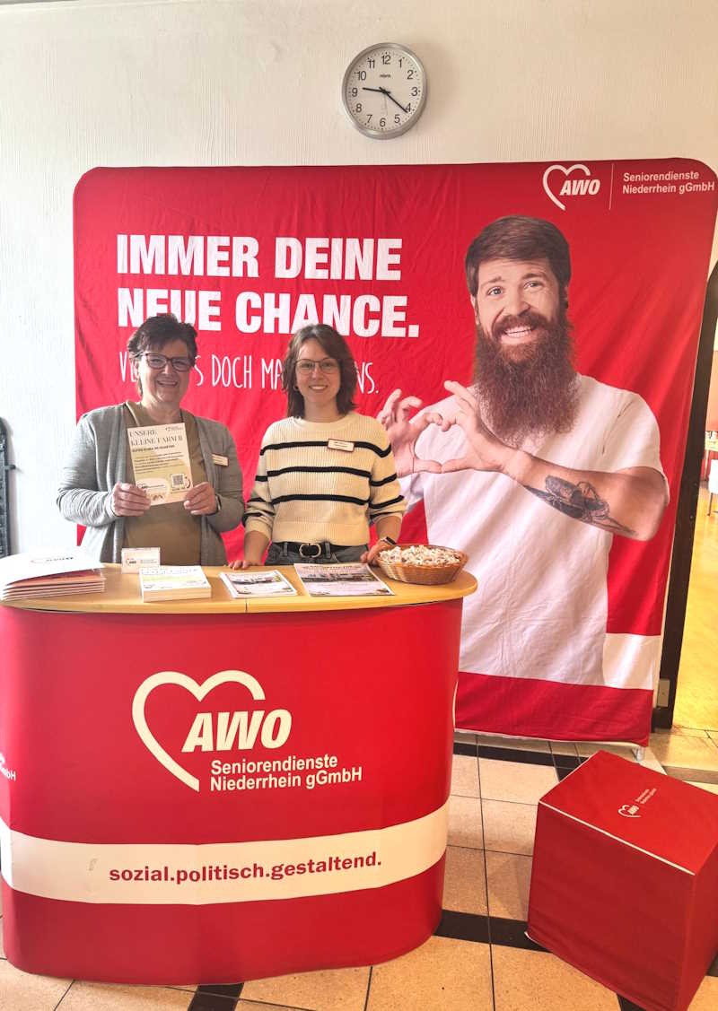 Zwei Frauen hinter einem Messestand der AWO