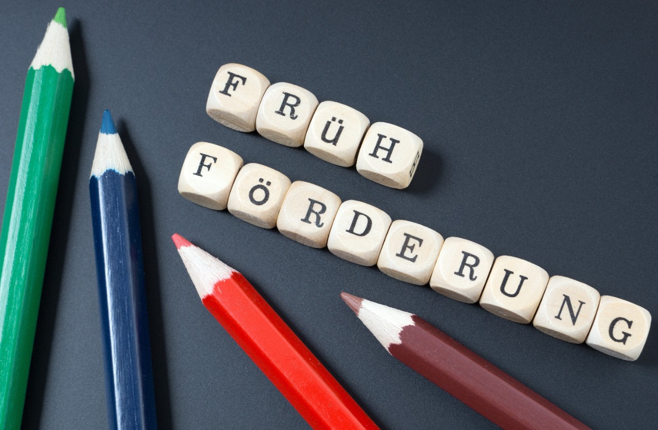 Kreidetafel und die Worte Früh Förderung Kreidetafel und die Worte Früh Förderung