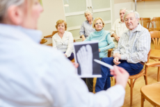 Ärztin macht ein Seminar zur Gesundheitsberatung und Vorsorge für Senioren Ärztin macht ein Seminar zur Gesundheitsberatung und Vorsorge für Senioren