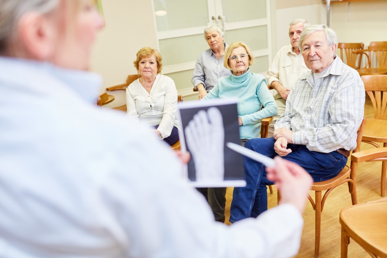 Ärztin macht ein Seminar zur Gesundheitsberatung und Vorsorge für Senioren Ärztin macht ein Seminar zur Gesundheitsberatung und Vorsorge für Senioren