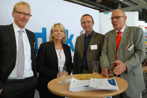 (v.l.n.r.): Dirk Ruiss (vdek), Ministerpr&auml;sidentinHannelore Kraft, Andreas Hustadt (vdek) und G&uuml;nter Garbrecht (MdL)  